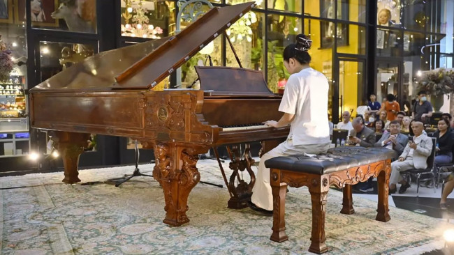 ครั้งแรกกับการจัดแสดง เปียโนโบราณ และ พรมเปอร์เซีย อายุ 100 ปี